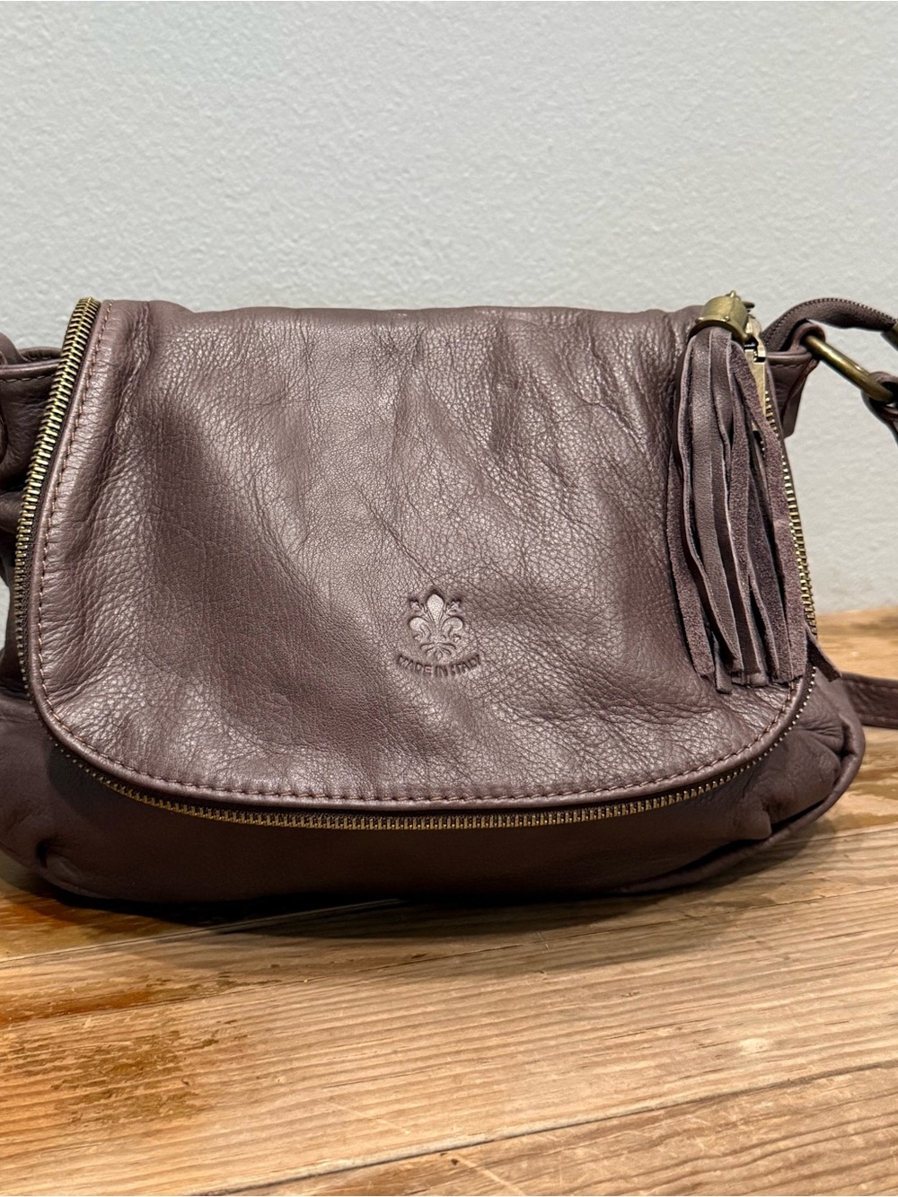 Vera Pelle Italy Dark Eggplant Soft Leather Crossbody Sling Bag Tassel Italy - Picture 2 of 9